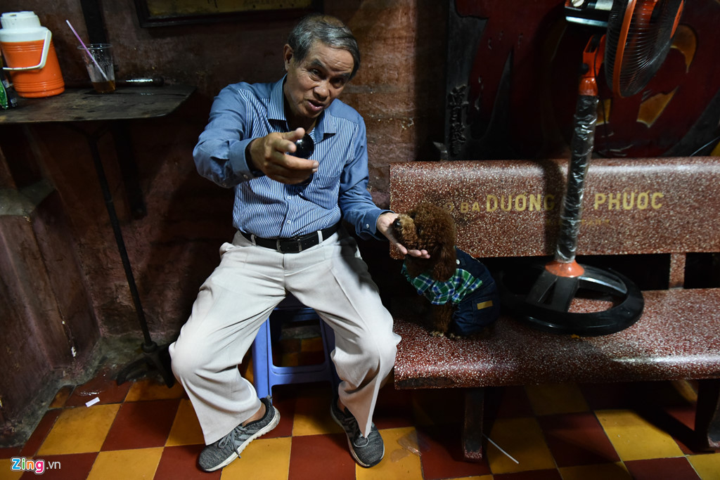 Ông Tuấn Anh cùng chú chó Tony vào chùa cầu cho một năm mới nhiều sức khỏe. Bế chú chó vào chùa, ông Tuấn Anh nhận nhiều ánh mắt ngạc nhiên nhưng với ông thì cứ là chúng sanh thì sẽ được vào chùa.