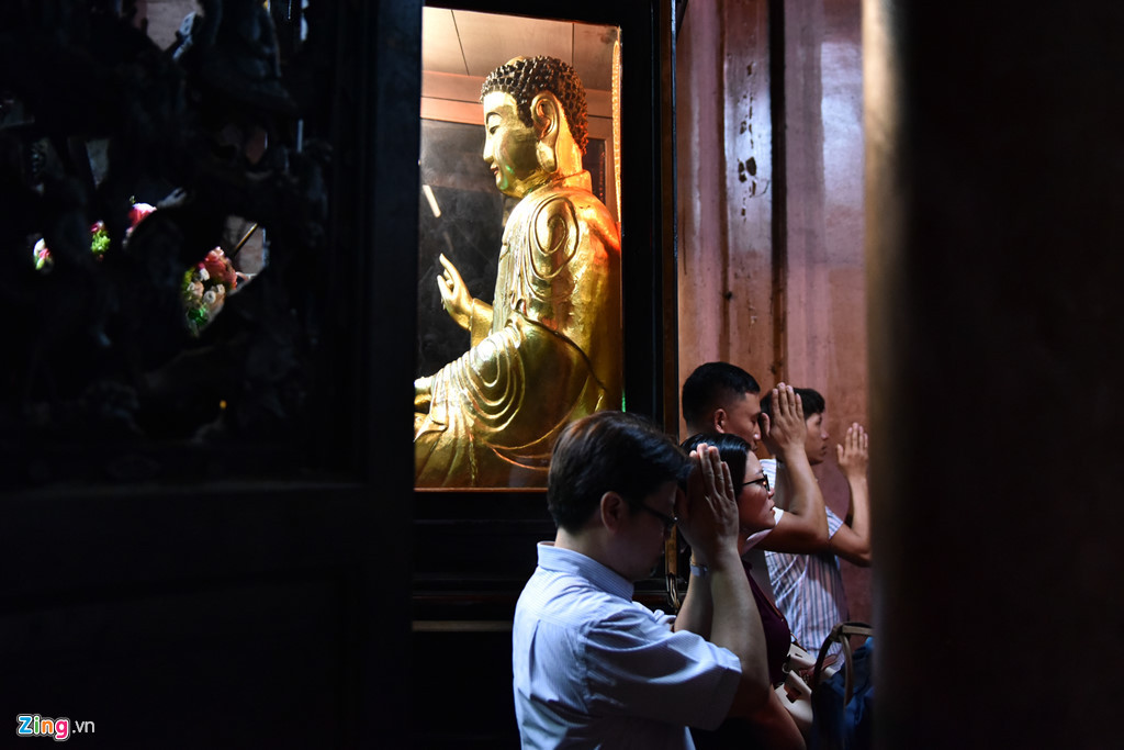 Năm nay, ngày Rằm tháng Giêng rơi vào ngày trong tuần, thế nhưng lượng người tìm đến cầu nguyện cho năm mới vẫn không giảm bớt.