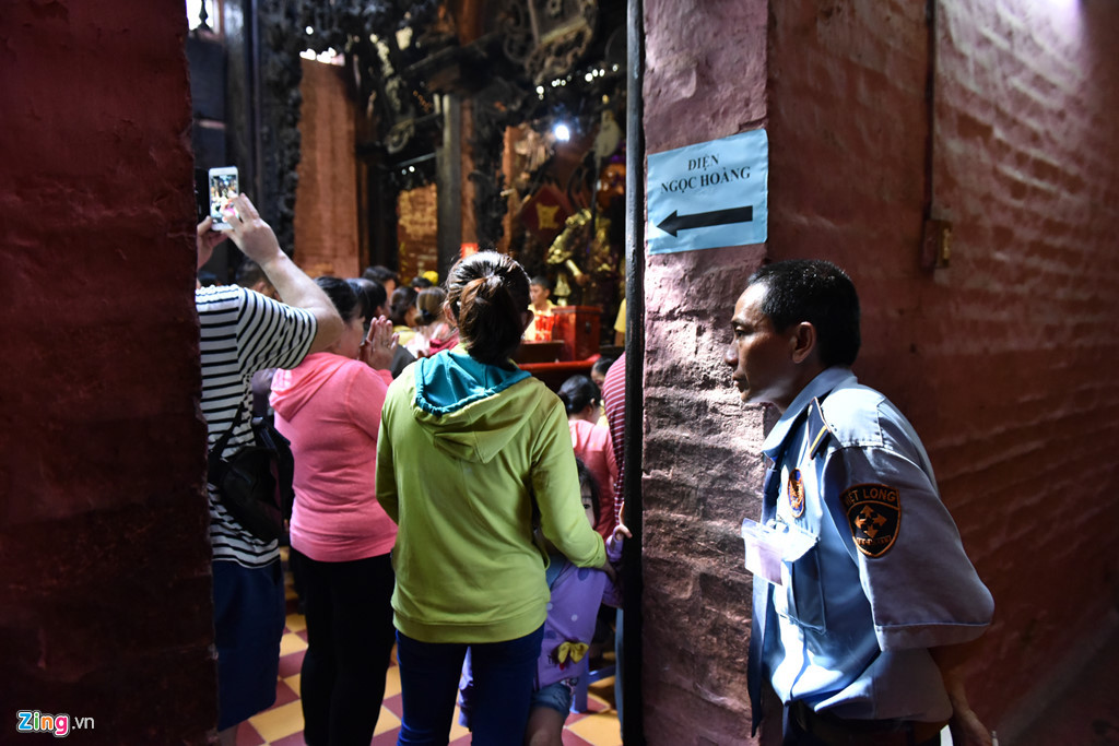 Lượng người đổ về dịp đầu năm rất nhiều, lực lượng bảo vệ được điều động rất nhiều, đảm bảo an ninh cho những ngày lễ.