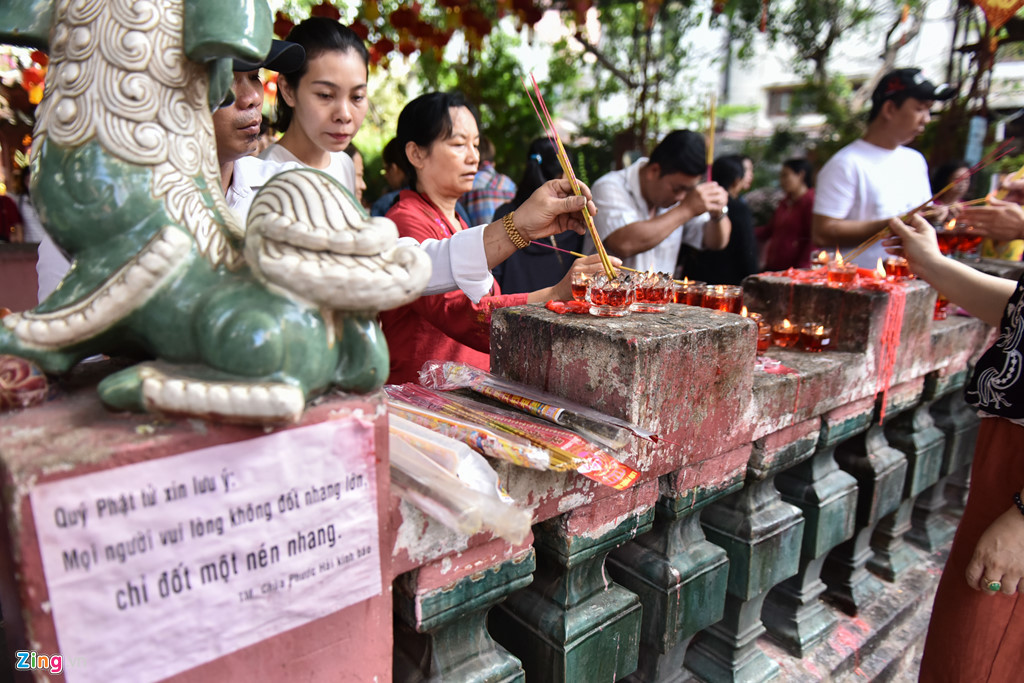 Không chỉ người ở Sài Gòn mà nhiều người dân ở các tỉnh khác cũng đổ về chùa Ngọc Hoàng cầu an cho năm mới.