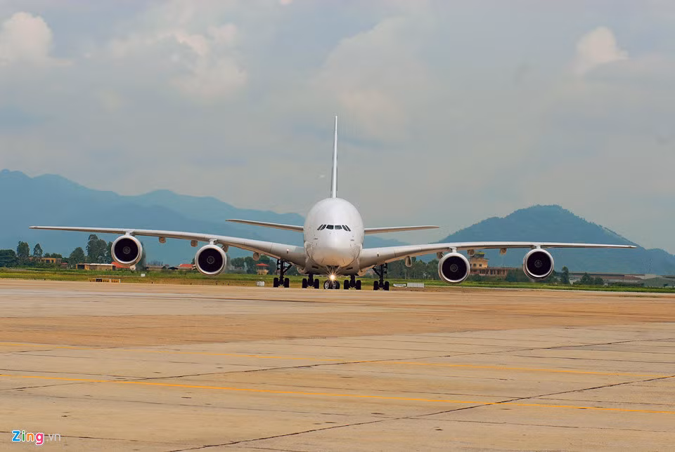 12 năm trước, ngày 2/9/2007, chiếc máy bay Airbus A380 hai tầng chở khách, sức chứa hơn 520 hành khách lần đầu tiên hạ cánh xuống sân bay Nội Bài sau hai năm lắp ráp thành công và ra mắt tại Pháp. Xuất hiện vào năm 2005, A380 soán ngôi của Boeing 747 và trở thành máy bay thương mại có kích thước lớn nhất thế giới đang vận hành với khoang hành khách 2 tầng, 2 lối đi, 544 ghế và 4 động cơ.