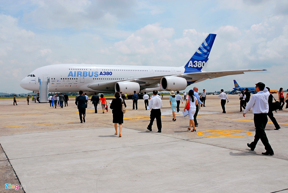 Ngày 14/2, Airbus chính thức thông báo sẽ ngừng sản xuất dòng máy bay chở khách có kích thước lớn nhất thế giới này. Theo đó, Airbus sẽ sản xuất thêm 17 chiếc A380 gồm 14 tàu bay cho hãng hàng không Emirates và 3 tàu bay cho hãng ANA của Nhật. Chiếc A380 cuối cùng trong lịch sử sẽ được Airbus bàn giao vào năm 2021.