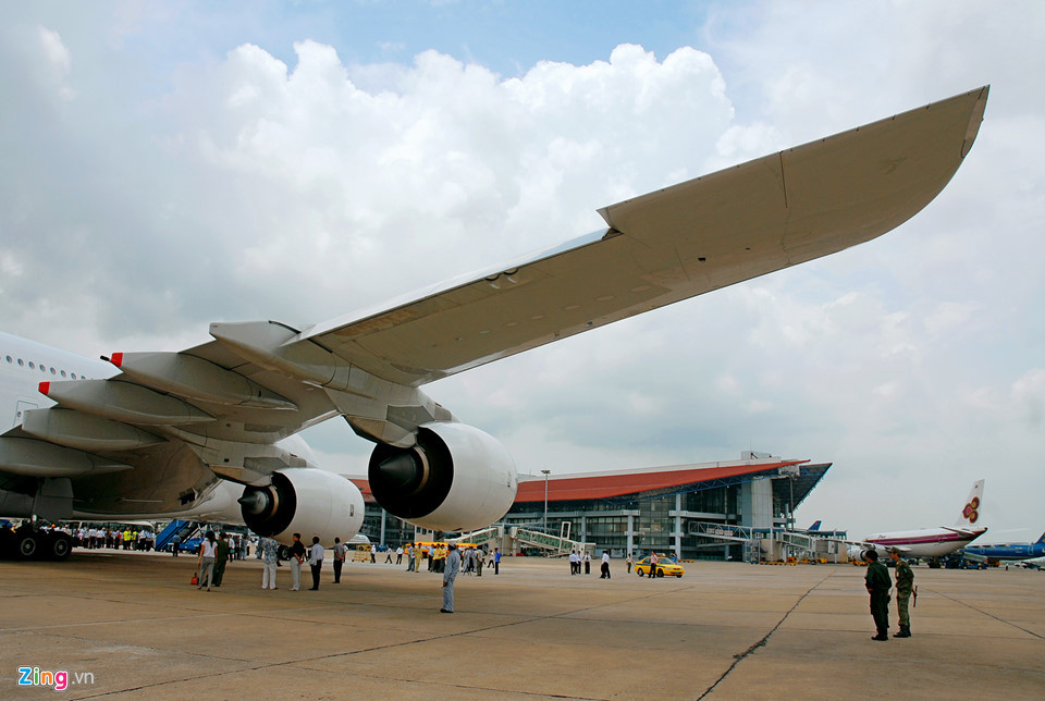 Mẫu A380 được thiết kế để thách thức Boeing trong phân khúc thị trường máy bay lớn. Airbus mất 15 năm và 25 tỷ USD để phát triển mẫu này.