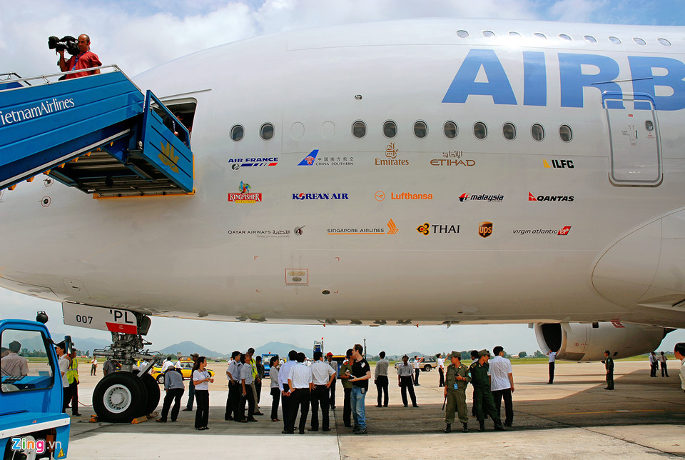 Chuyến bay thương mại đầu tiên sử dụng A380 cất cánh năm 2007 và là của hãng Singapore Airlines.