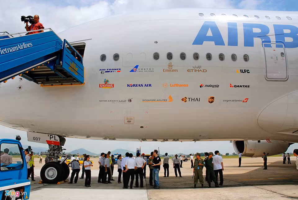 Chuyến bay thương mại đầu tiên sử dụng A380 cất cánh năm 2007 và là của hãng Singapore Airlines.