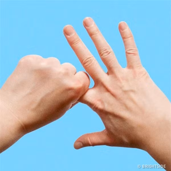 Nhin vao ngon tay cua nguoi dan ong de biet cach anh ta doi xu voi nguoi phu nu