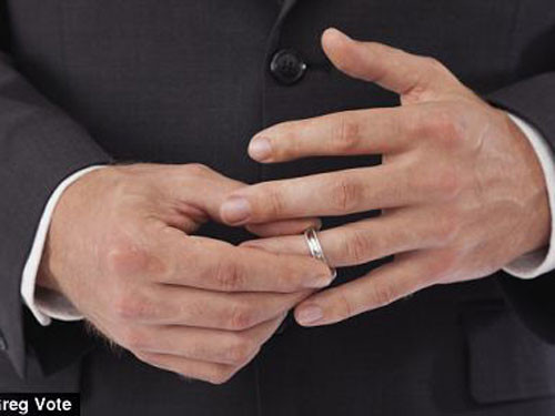 Nhìn vào ngón tay của người đàn ông để biết cách anh ta đối xử với người phụ nữ - Hình 2 Nhin vao ngon tay cua nguoi dan ong de biet cach anh ta doi xu voi nguoi phu nu-Hinh-2