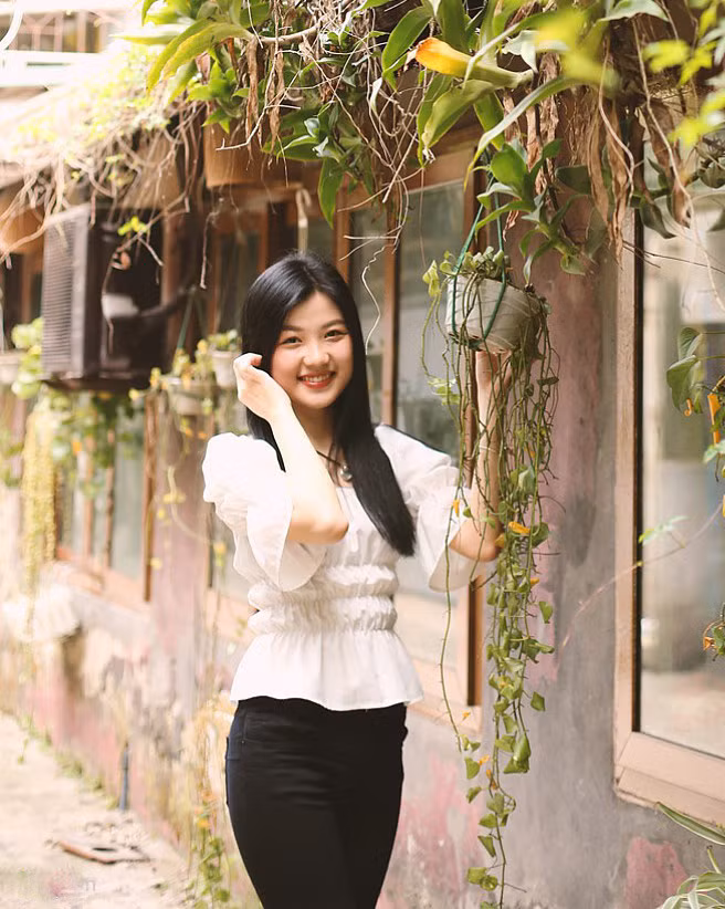 Nhan sắc xinh đẹp của diễn viên đóng cảnh nóng với NSND thuộc thế hệ 5X - Hình 2 Nhan sac xinh dep cua dien vien dong canh nong voi NSND thuoc the he 5X-Hinh-2