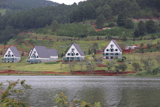 Hang loat doanh nghiep xam pham di tich quoc gia ho Tuyen Lam