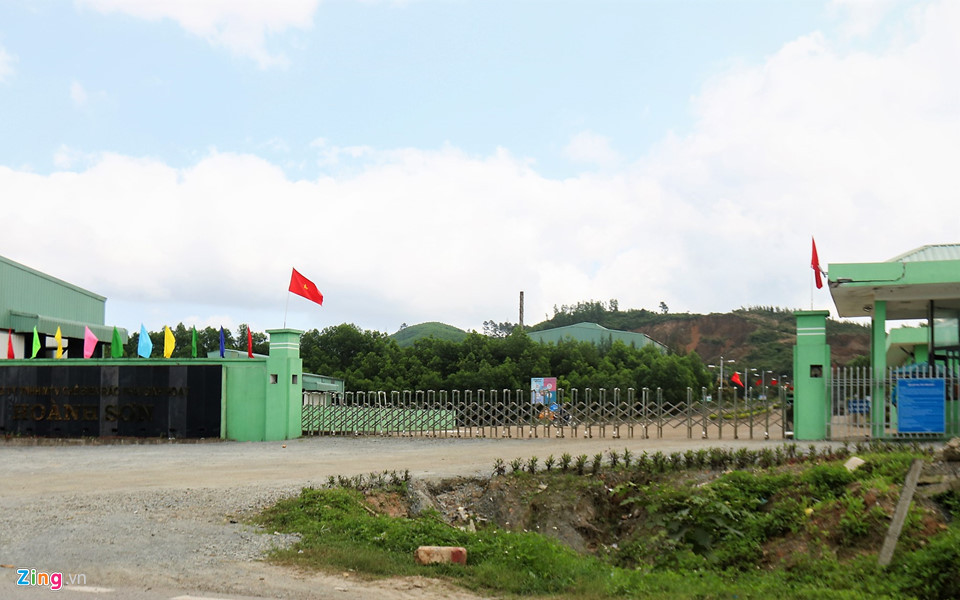 Ông Phan Duy Vĩnh, Phó chủ tịch UBND thị xã Kỳ Anh (Hà Tĩnh), thừa nhận chưa có phương án cho sự việc. "Nhà máy đang tập trung xử lý lượng rác tồn đọng từ trong Tết nên không nhận thêm. Giờ lấy về không biết đổ đâu nên phải chất lại ở các điểm tập kết", ông Vĩnh nói.