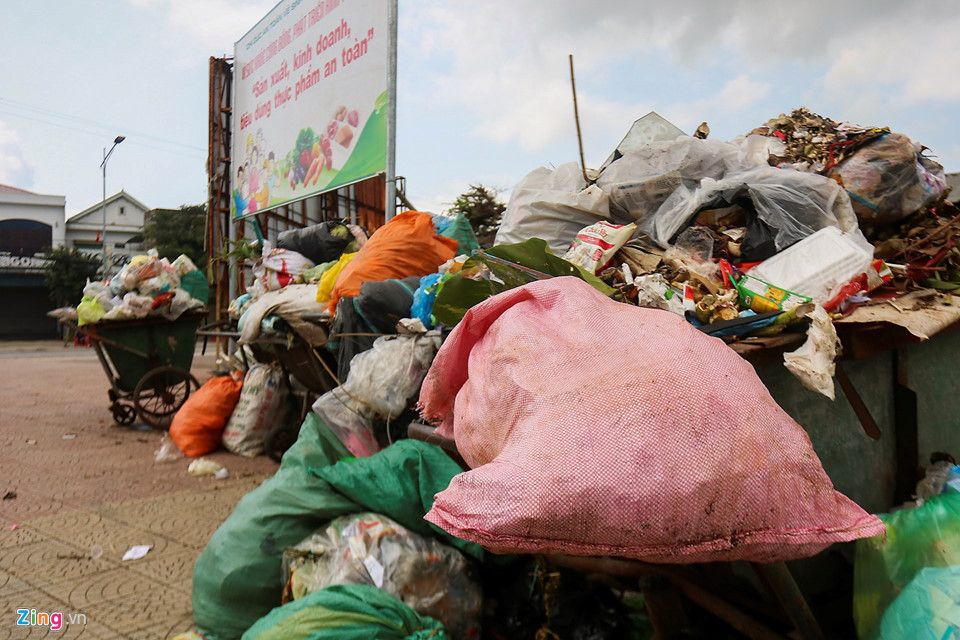 Dọc trục chính các con đường ven quốc lộ 1 qua phường Sông Trí, nhiều điểm phế thải chất cao không được thu gom, xử lý. Công nhân vệ sinh môi trường cố gắng dọn gọn thành đống hoặc phân loại đóng thành bao bì. Song do khối lượng lớn, thời gian chưa được thu gom gần 10 ngày khiến những đống rác dần phân hủy, bốc mùi.