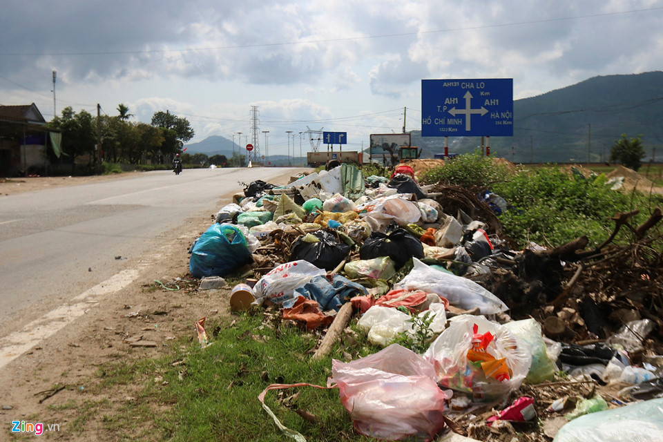 “Không có phương án gì ngoài việc thu gom rác ở nhà dân lại các điểm tập kết. Dự kiến chiều 16/2, nhà máy mở cửa. Trong trường hợp không mở, chúng tôi sẽ phun chế phẩm xử lý khử trùng tạm cho một số điểm trung chuyển. Các phường, xã có bãi đất trống sẽ được sử dụng để đưa rác đến, chờ nhà máy mở cửa rồi tiếp tục xử lý”, ông Hòa nói.