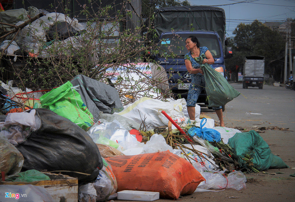 "Hơn tuần nay không có ai dọn nên các hộ dân quanh tuyến đường đưa rác ra ném vào bãi tạm gần chợ. Hôi thối lắm, ruồi nhặng bâu kín nhưng không biết làm sao", một người dân nói và cho biết quanh khu vực phường Sông Trí có hàng chục điểm tập kết kiểu dã chiến.