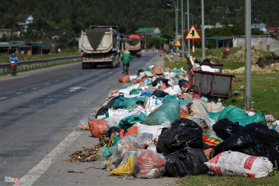 Nhiều ngày nay, khắp các tuyến đường, ngõ ngách thị xã Kỳ Anh (huyện Kỳ Anh, Hà Tĩnh) rác thải đổ ngổn ngang, chất từng đống, bốc mùi hôi thối. Trong ảnh là đường xuống cảng Vũng Áng qua xã Kỳ Trinh, thị xã Kỳ Anh, rất nhiều rác ứ đọng không được thu gom.