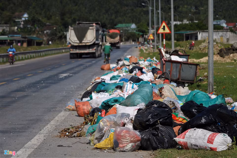 Nhiều ngày nay, khắp các tuyến đường, ngõ ngách thị xã Kỳ Anh (huyện Kỳ Anh, Hà Tĩnh) rác thải đổ ngổn ngang, chất từng đống, bốc mùi hôi thối. Trong ảnh là đường xuống cảng Vũng Áng qua xã Kỳ Trinh, thị xã Kỳ Anh, rất nhiều rác ứ đọng không được thu gom.