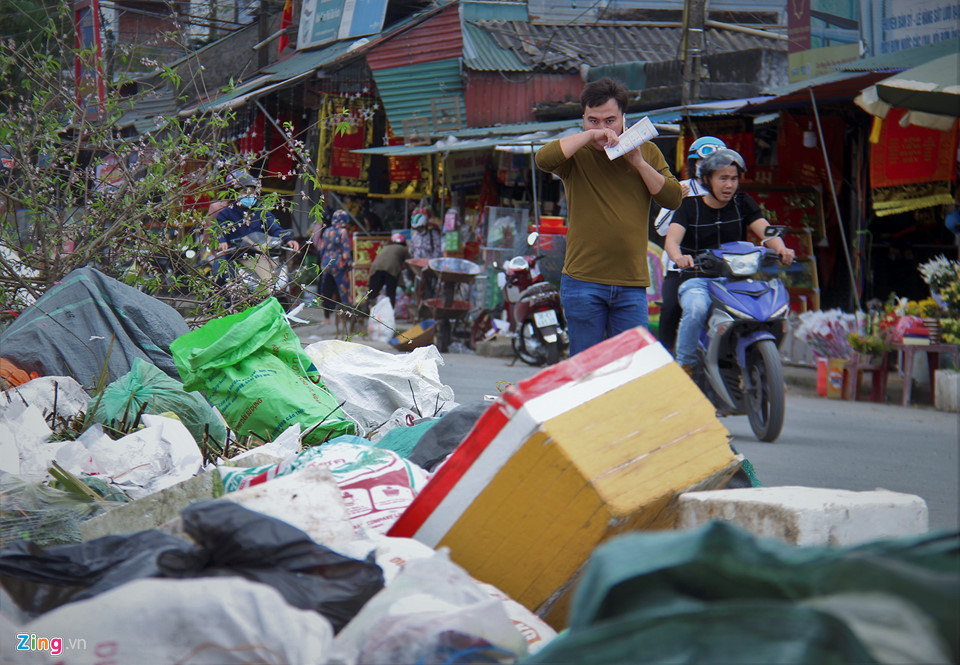 Bà Bình (54 tuổi) một tiểu thương buôn bán cạnh khu vực chợ Sông Trí (thị trấn Kỳ Anh) cho hay trước đây rác được gom thường xuyên, song từ Tết đến nay đã 10 ngày song công nhân, xe môi trường không thấy đến thu gom. “Nắng thì hôi thối hết mức, mưa xuống là ruồi nhặng nhiều hơn, bu khắp hàng quán. Nhiều người thấy thế cũng ngại không tới mua thức ăn”, bà Bình nói. Những đống rác chình ình, án ngữ giữa đường khiến những người đi lại không tài nào chịu nổi. Mỗi lần qua những điểm tập kết tạm này, họ phải bịt kín mũi hoặc cố chạy thật nhanh.