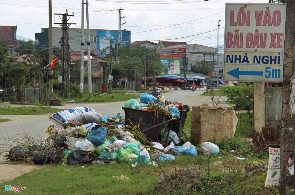 Dọc đoạn đường vào xã Kỳ Thư cũng xuất hiện tình cảnh tương tự. Ông Lê Quang Hòa, Giám đốc Công ty môi trường đô thị Kỳ Anh, cho biết gần 1 tuần nay, Công ty xử lý rác sinh hoạt Phú Hà đóng cửa, không có chỗ xử lý.