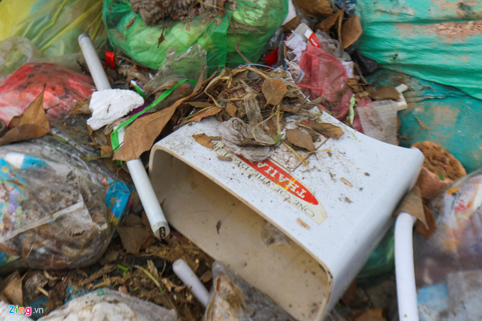 Các loại rác sinh hoạt, xây dựng, phế phẩm đều được vứt bỏ ra những bãi "dã chiến".