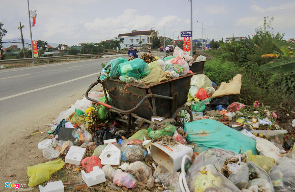 Ngay cầu Trí, tại khu vực cấm đổ người dân sống ven cũng vứt lại mọi thứ, tạo nên cảnh nhếch nhác.