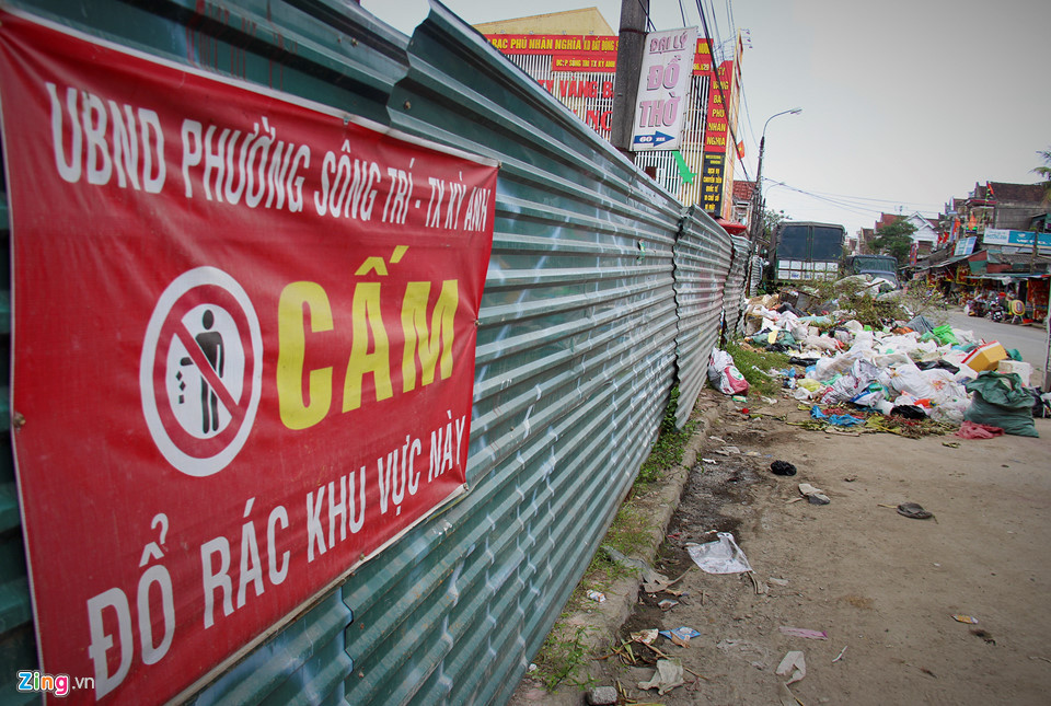 Theo ghi nhận, khu vực cạnh chợ phường Sông Trí, rác thải chất thành từng đống lớn, nhiều loại đang phân hủy, bốc mùi hôi thối. Người dân ở đây đã phải dùng tấm bạt lớn che đậy để hạn chế ruồi nhặng.