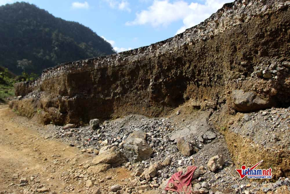 Ông Nguyễn Mạnh Cường, cán bộ Ban Quản lý dự án huyện Vân Hồ thông tin, dự án thực hiện tuyến đường dài gần 17km, được đầu tư từ ngân sách nhà nước hơn 80 tỷ đồng. Trong đó, công tác giải phóng mặt bằng chiếm khoảng 8 tỷ đồng.