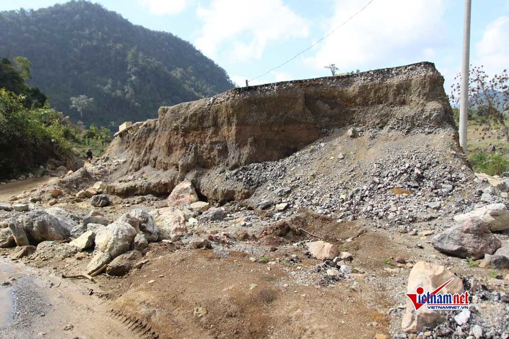 Tuy nhiên, hiện tại nhiều vị trí của công trình bị đứt gãy nghiêm trọng. Nhiều đoạn đường bị sạt lở, xô đổ hoàn toàn. Đáng chú ý, có những đoạn đường bị sụt xuống hơn 1m, tạo nên các rãnh hàm ếch khiến việc đi lại của bà con gặp khó khăn. 