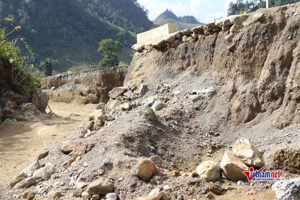 Ông Chìa cho hay, nguyên nhân dẫn đến việc đoạn đường bị xuống cấp nghiêm trọng là do ảnh hưởng của 2 cơn bão số 3 và số 4 vào tháng 8/2018. Hiện tại phía UBND huyện cũng đã lên phương án tu sửa các vị trí hư hỏng, dự kiến vào đầu năm 2019 sẽ bắt tay triển khai và bàn giao các hạng mục công trình.