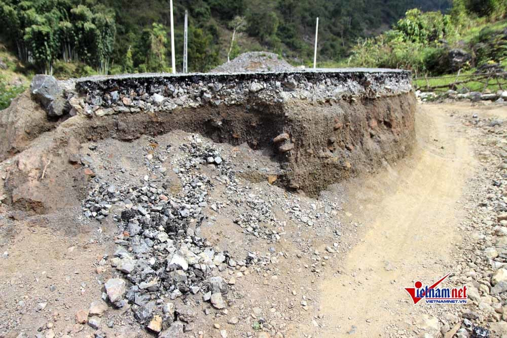 Theo ông Cường, hiện tại công trình vẫn chưa được bàn giao và đang trong quá trình hoàn thiện các hạng mục. Các vị trí bị hư hỏng, phía huyện đang hoàn thiện hồ sơ bảo hiểm công trình để xin ngân sách.