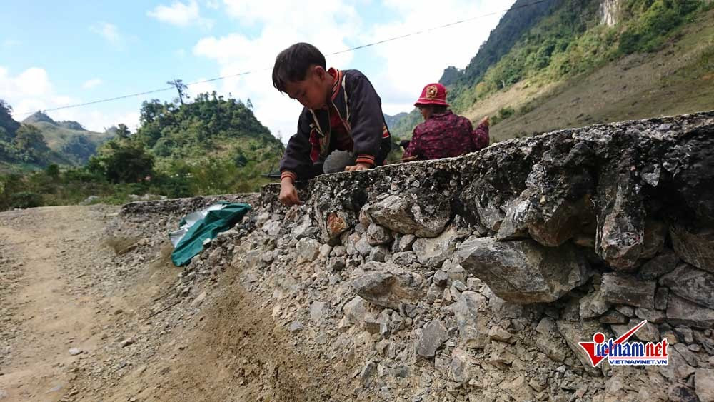 Dự án được triển khai từ năm 2017 với các hạng mục san gạt, rải nhựa tuyến đường dẫn vào Tà Dê, nối thông với xã Hang Kia. Hiện nay, công trình vẫn chưa được bàn giao cho địa phương.