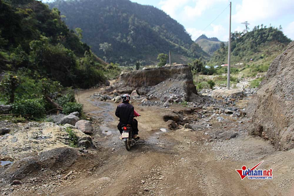 Trong kế hoạch tiêu diệt 2 trùm ma túy này, lực lượng chức năng đã cho triển khai sớm tuyến đường dài khoảng 4-5 km nối thông vào bản để các phương tiện nghiệp vụ thuận tiện áp sát sào huyệt trùm ma túy. Đồng thời, mở thêm lối vào thay vì chỉ có một con đường độc đạo như trước đây.