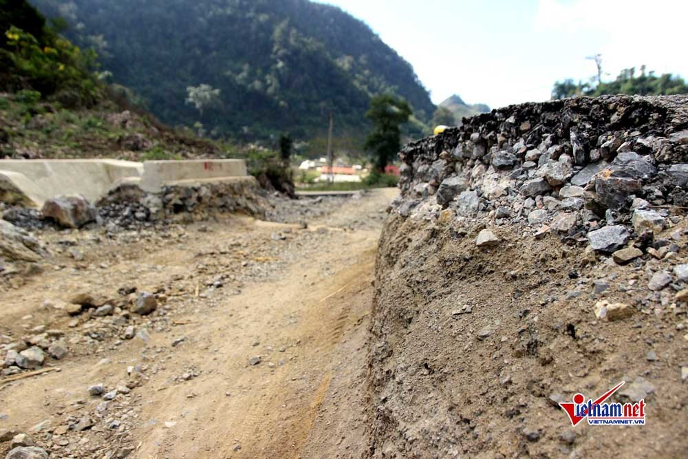 Ông Hưng, đại diện công ty Việt Dũng (nhà thầu liên doanh tuyến nhánh) cho biết, toàn bộ công trình vẫn chưa được quyết toán, công tác khắc phục sau bão vẫn do chủ đầu tư là UBND huyện Vân Hồ lên phương án.