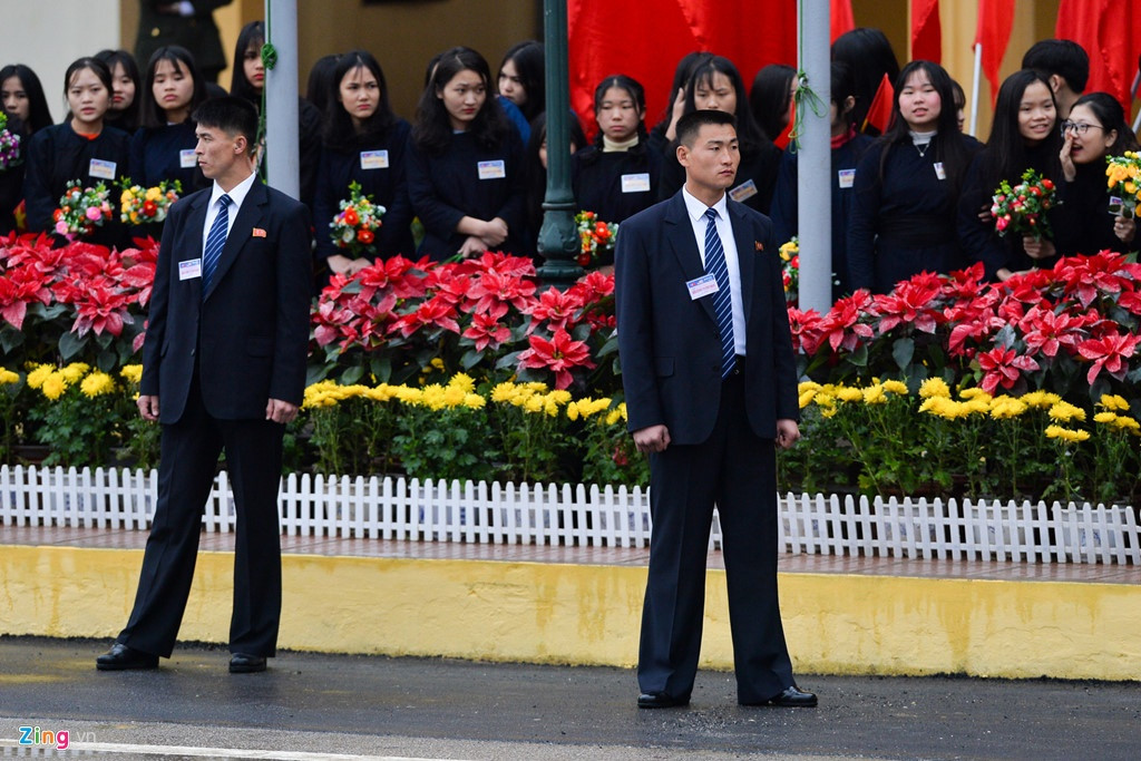 Trang phục của các vệ sĩ Triều Tiên là những bộ vest theo kiểu cổ điển với quần âu ống rộng. Trong lúc làm việc, họ luôn tập trung với tinh thần cảnh giác cao nhất nhằm đảm bảo an toàn cho yếu nhân.