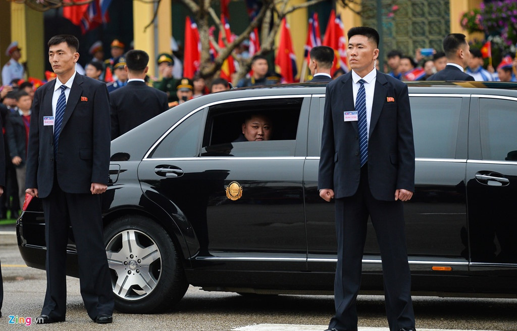 Ngoài sự quan tâm đến Chủ tịch Kim, dư luận còn đặc biệt chú ý tới đội cận vệ của Chủ tịch Kim Jong-un gồm 12 người, được tuyển chọn gắt gao từ quân đội đi theo bảo vệ.