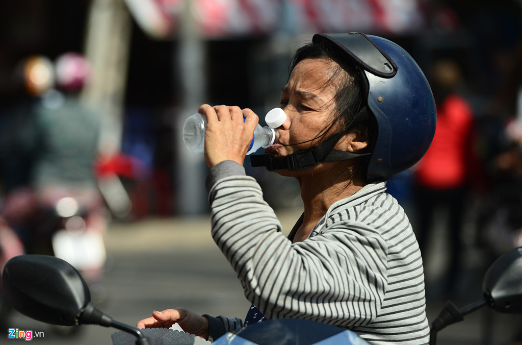 Những chai nước mát lạnh giữa thời tiết nắng nóng, đồ ăn miễn phí được du khách giải khát, ăn uống trước khi vào làm lễ hay trở về nhà.