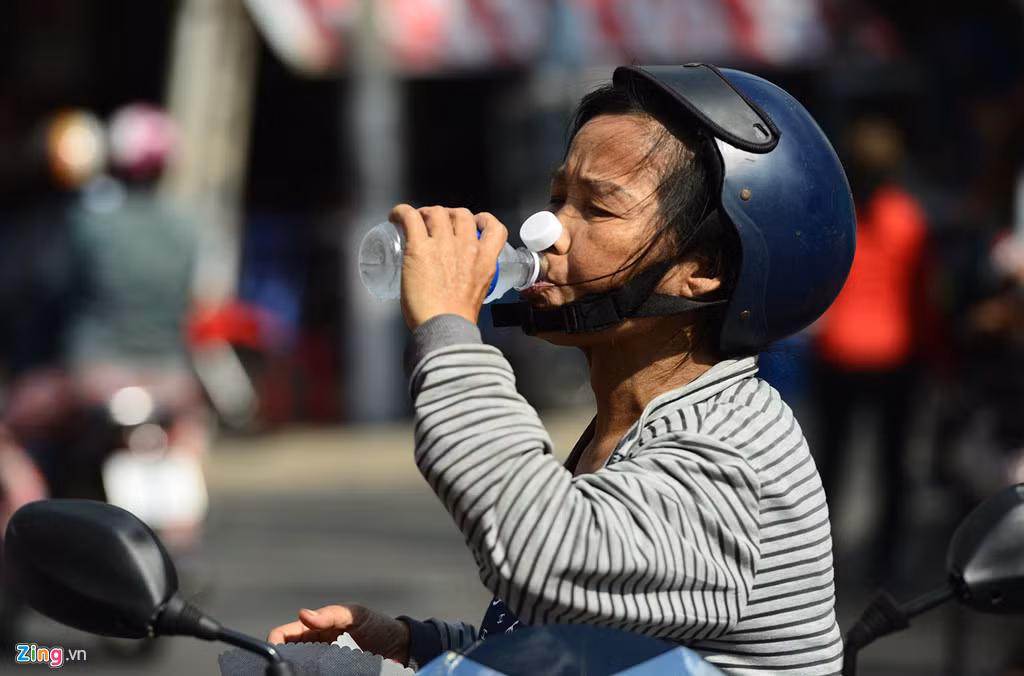 Những chai nước mát lạnh giữa thời tiết nắng nóng, đồ ăn miễn phí được du khách giải khát, ăn uống trước khi vào làm lễ hay trở về nhà.