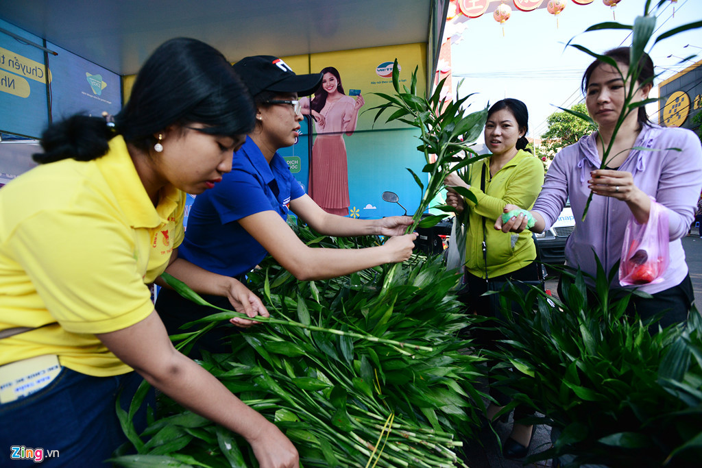 Ban chấp hành đoàn phường Phú Cường trong gần 4 ngày qua cũng đã phát 1.300 lốc nước suối, 2.000 khăn lạnh, 164 bó cây phát tài (1 bó/1.000 cây) cùng 250 kg nhang khu vực trước chùa Bà.