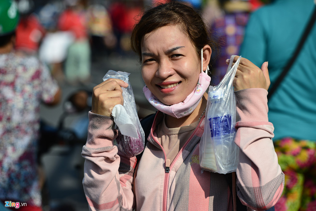 Còn chị Minh Thư vui mừng cho biết mấy năm nay chỉ cần đi một đoạn là có đồ ăn ngon, nước mát để tiếp sức cho chuyến hành lễ đến chùa.