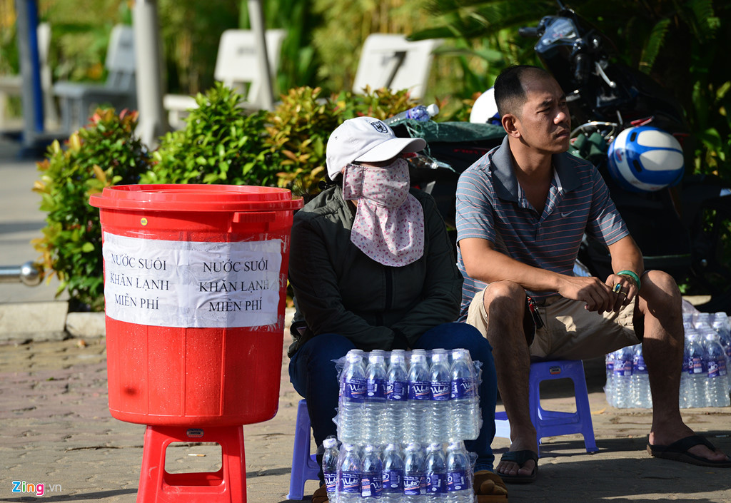 Một số điểm tuy "ế" người nhận nhưng họ vẫn đứng, ngồi giữa nắng chờ đợi để được gửi niềm vui qua từng chai nước, hộp đồ ăn.