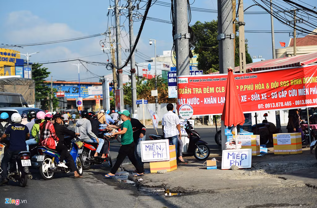 Hang nghin nguoi phat do mien phi cho khach di chua Ba Binh Duong