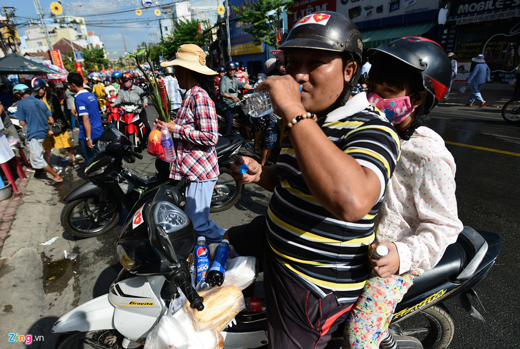 "Đi suốt dọc đường ai ai cũng mời, cũng đưa đồ ăn, thức uống miễn phí mình thấy cảm động. Tôi nhận khá nhiều đồ cho nhóm 14 người gần nhà cùng đi chùa. Những năm trước mua chai nước bị chặt chém đến 20.000 đồng, mấy năm nay người dân nơi đây phát miễn phí nhiều nên vui lắm", anh Lưu Văn Tình, huyện Tân Uyên (Bình Dương) chia sẻ.