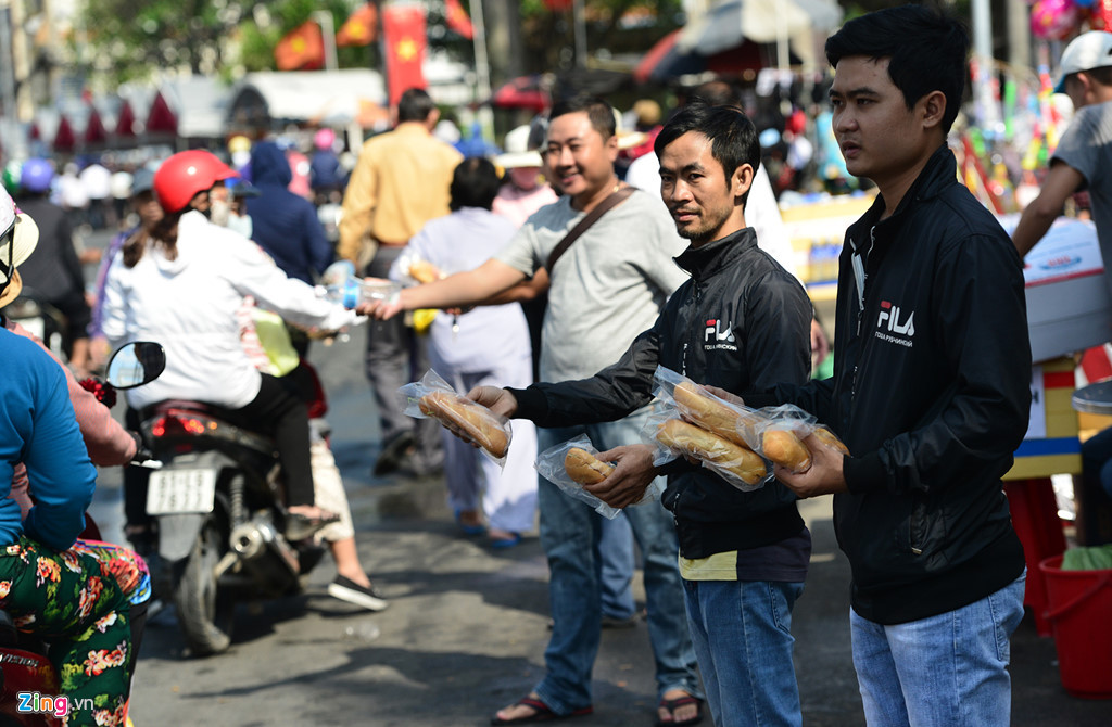 Đến gần trưa, những điểm phát đồ miễn phí vẫn hoạt động tấp nập, nhiều người mang đồ ra bên đường chờ khách nhận.