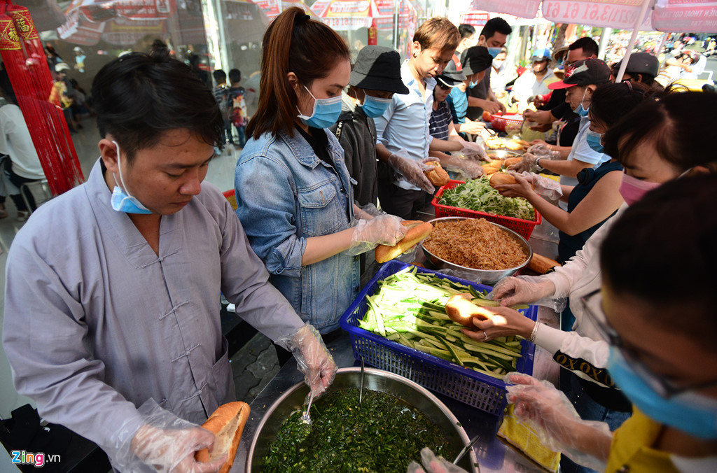 Đặc biệt trong sáng nay, ngày chính lễ hội chùa Bà (Bình Dương), lượng du khách hành hương đổ về trung tâm TP Thủ Dầu Một rất đông. Những hành động đẹp từ các năm trước tái hiện dành cho các du khách đến tham quan, cúng lễ. Anh Luân Nam, nhân viên một cửa hàng trên đường CMT8 cho biết nhóm anh đã chuẩn bị 4.000 ổ bánh mì, hàng chục ký nguyên liệu các loại từ hôm qua. Nhóm của anh hơn hai chục người dậy từ 3h sáng để làm đồ ăn phát cho khách.