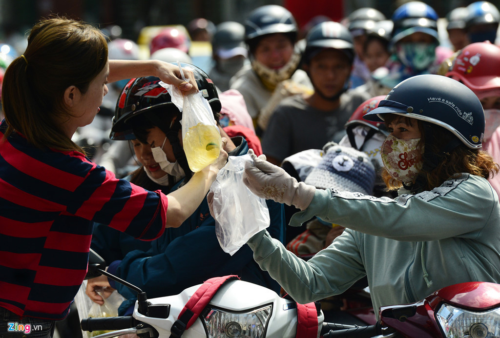 Cẩn thận buộc chặt, cho vào bao những túi trà tắc, những gói bánh cho khách vừa đi vừa dùng.