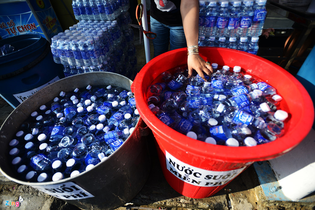 Nước suối đóng chai là đồ uống được hàng trăm nhóm, gia đình, cá nhân phát nhiều nhất ở dọc hai bên các tuyến đường. Những chai nước mát được ướp trong thùng đá sẵn sàng phục vụ người đi lễ được chuẩn bị từ rất sớm.