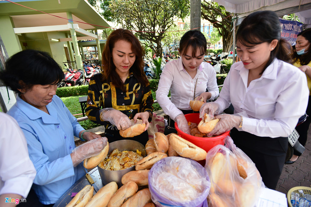 Các nhóm nhân viên văn phòng các công ty trên địa bàn cũng tham gia. Trong ảnh, các nhân viên của một chi nhánh ngân hàng không ngớt tay làm những ổ bánh mì ốp la với những nồi, xô trứng liên tục được mang tới.