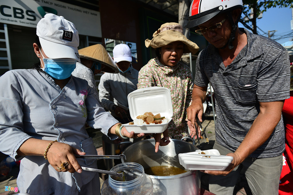 Trong khi đó, nhiều nhóm khách nấu các loại đồ chay như cơm, bún... nóng hổi, ngon lành mang trực tiếp ra bên đường để trao cho khách.