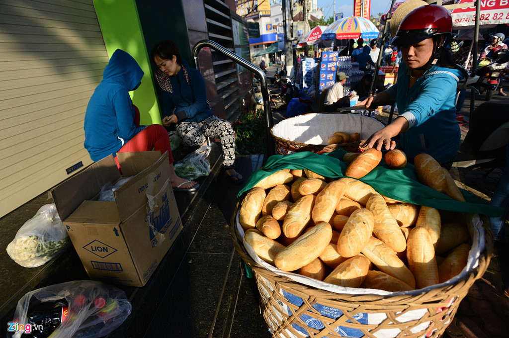 Nhóm giáo viên trường tiểu học Trần Phú, Thủ Dầu Môt sáng nay học sinh được nghỉ học trong ngày diễn ra lễ hội cũng chuẩn bị 1.000 ổ bánh mì, cùng hàng nghìn chai nước suối từ sáng sớm.