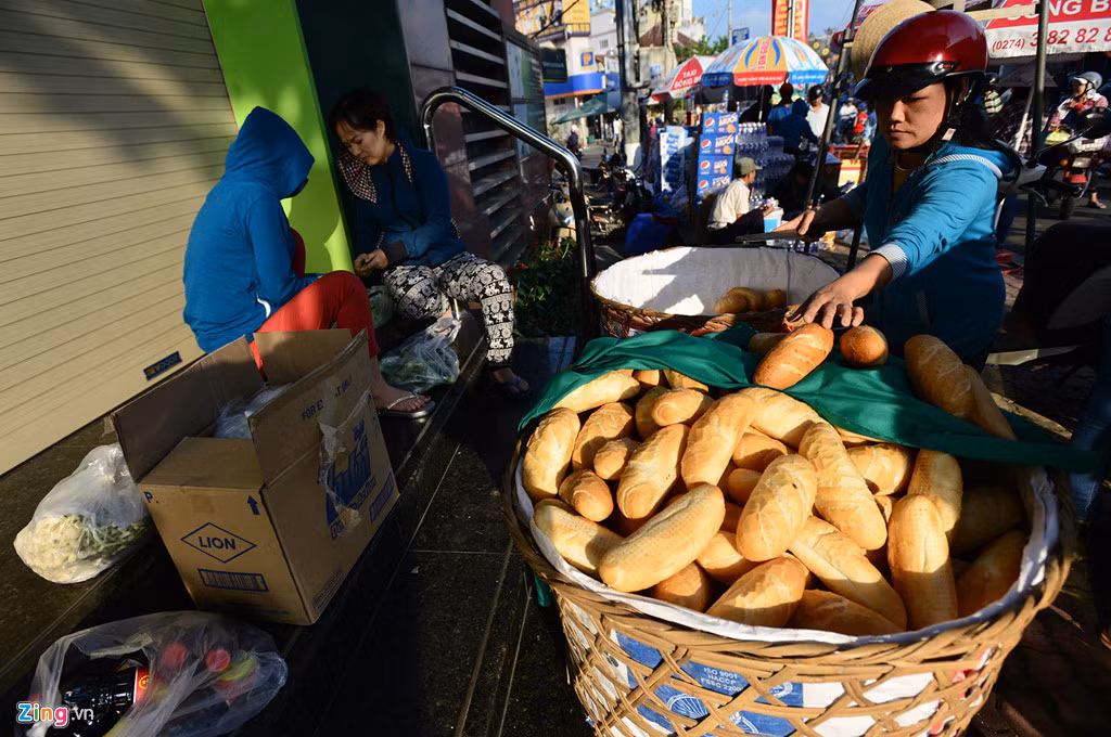 Nhóm giáo viên trường tiểu học Trần Phú, Thủ Dầu Môt sáng nay học sinh được nghỉ học trong ngày diễn ra lễ hội cũng chuẩn bị 1.000 ổ bánh mì, cùng hàng nghìn chai nước suối từ sáng sớm.