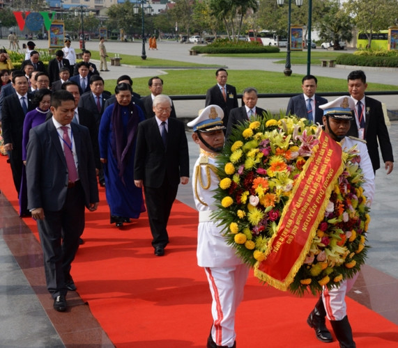 Tiếp đó, Tổng Bí thư, Chủ tịch nước Nguyễn Phú Trọng và đoàn cấp cao Việt Nam đã tới dâng hoa tại Tượng đài Hữu nghị.