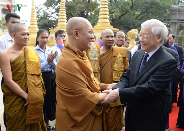Trong ngày thứ 2 thăm cấp Nhà nước tới Vương quốc Campuchia, sáng 26/2, Tổng Bí thư, Chủ tịch nước Nguyễn Phú Trọng đã đến thăm Đại Tăng thống Tep Vong tại chùa Unalom và Đại Tăng thống Bukri tại Chùa Svay Pope, ở thủ đô Phnom Penh.